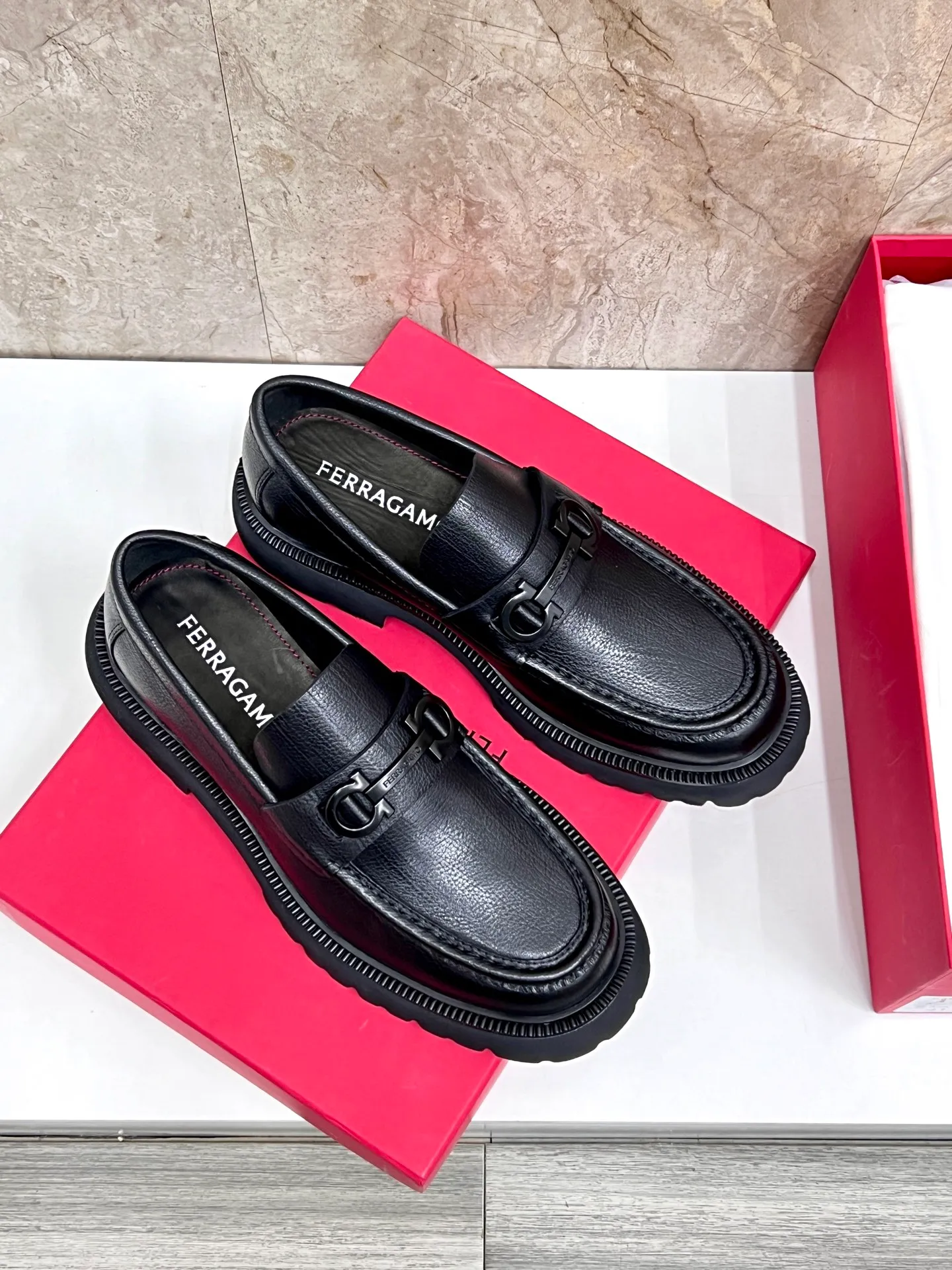 Original quality P780 Brand: Ferragamo Standard code: Men's code 39.40.41.42.43.44 Grade: Same style as the official website High-quality men's shoes Material: Customized first-layer calfskin with water-dyed cowhide lining Cowhide tiptoe Original non-slip and wear-resistant rubber outsole Style category: Men's formal business leather shoes are young and fashionable European and American trends British style Casual matching Comfortable feet Color: actual picture
